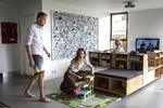 fællesøkonomi. Rebekka og Jakob Høy Biegel har været sammen i 16 år og har haft fællesøkonomi i 13. De har skiftedes til at være primære forsørgere for familien. Det har været Jakob, der har haft det lettest med, at det er sådan, de har indrettet sig. 