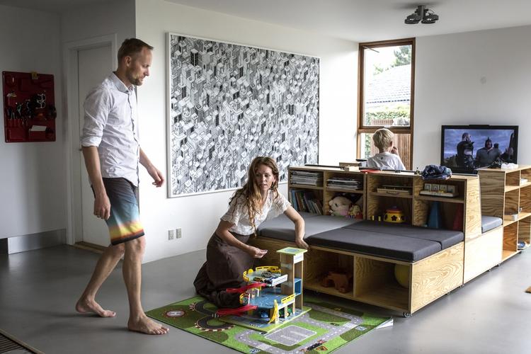 fællesøkonomi. Rebekka og Jakob Høy Biegel har været sammen i 16 år og har haft fællesøkonomi i 13. De har skiftedes til at være primære forsørgere for familien. Det har været Jakob, der har haft det lettest med, at det er sådan, de har indrettet sig. 