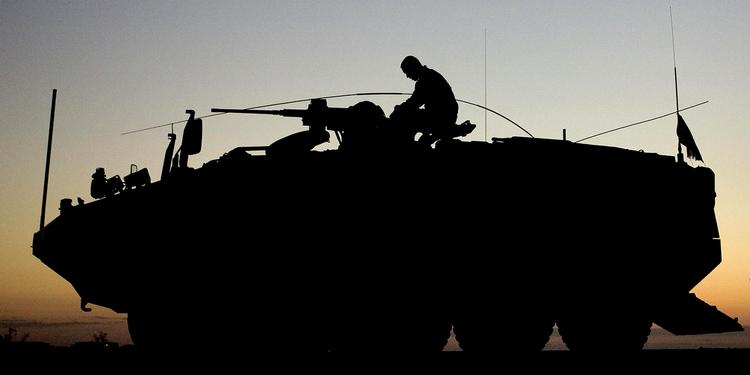 Ligheder. Storbritanniens tidligere premierminister Tony Blair søgte et tættere forhold til modparten fra USA, George W. Bush, i forbindelse med deltagelsen i Irak-krigen. Det samme har været bestemmende for dansk udenrigspolitik, siger professor Mikkel Vedby Hansen fra Københavns Universite 