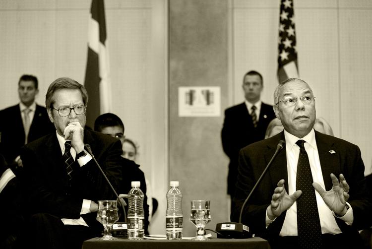 Politik. Udenrigsminister Colin Powell fra USA besøgte i 2004 Frederiksberg Gymnasium sammen med udenrigsminister Per Stig Møller. 
