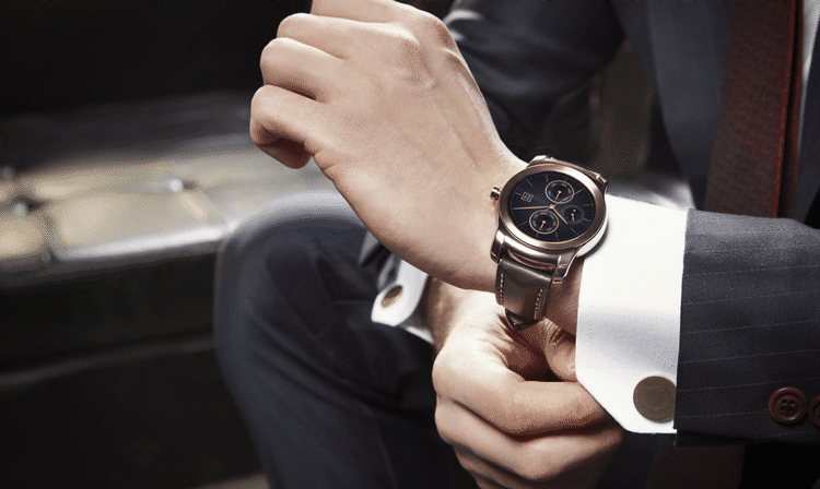 SENSORER. Smarture som LGs Urbane LTE ovenfor er efterhånden så teknologisk avancerede, at de opfange dine håndbevægelser meget præcist. Så præcist, at hackere kan anvende urets data til at gætte din pinkode (Foto: LG). 