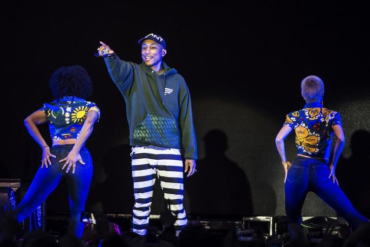 Pusterumspause. Tivoli er et sted, man går hen for at få klistrede fingre, blå tunge og sommerfugle i maven, og det samme er Pharrell Williams' musik. Under koncerten spillede Pharrell Williams et medley med sange som 'Drop It Like It's Hot', 'Hustler' og 'Nothin' - men sangene lød mere som pusterumspauser end fyrværkeriflashbacks. 