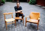 Yndlinge. Anders Forup har her trukket tre af sine brugte designerstole frem, nemlig Wegner W2 (tv), Wegners Hjertestol (i midten) og Hans Olsen lounge-stol i læder. Foto: Jens Dresling 