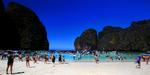 Fyldt. Mere end 30 både lægger til ved Maya Bay dagligt. Interessen for at besøge det smukke thailandske område eksploderede efter, filmen The Beach blev optaget her i slutningen af 1990'erne. Foto: Phalinn Ooi, flickr/Creative Commons 