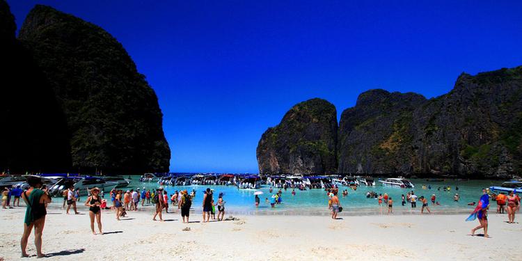 Fyldt. Mere end 30 både lægger til ved Maya Bay dagligt. Interessen for at besøge det smukke thailandske område eksploderede efter, filmen The Beach blev optaget her i slutningen af 1990'erne. Foto: Phalinn Ooi, flickr/Creative Commons 