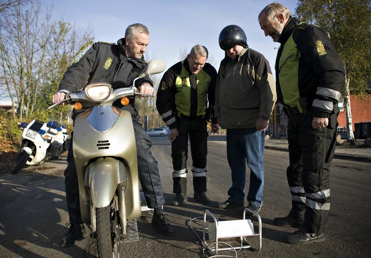 Knallertkørsel. Selv om det nu er lovligt at køre på knallert allerede som 15- årig, er det ikke ensbetydende med, at det ikke er møgfarligt. På billedet tjekker politiet en knallert. 