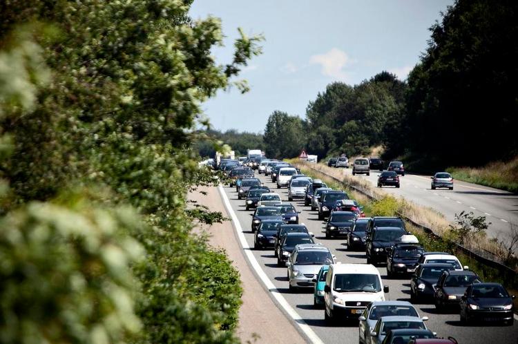 VEJKAOS. Nu er det højsæson for bilferie, men der kan opstå problemer undervejs. Der kan opstå ulykker, køer på vejene og besvær med at finde steder, hvor man kan købe dagligvarer. Alt det kan forskellige apps hjælpe med. 