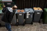 SPANDEvis. Peter Juul er en af de borgere, der har sagt ja tak til Københavns Kommunes nye affaldsbeholdere. Derfor står der nu i alt 7 forskellige beholdere på matriklen. Foto: Cecilie S. Andersen 