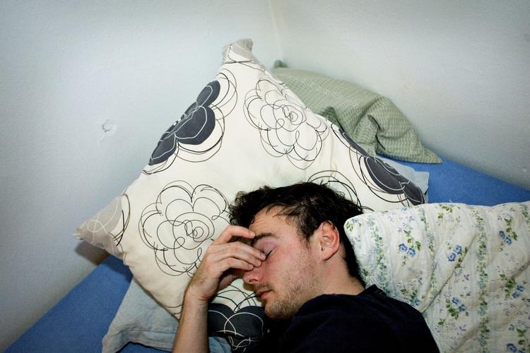 Kropstemperatur. Der er fornuft i at anskue feber som en fysiologisk proces, hvor kroppen indstiller sin termostat på et nyt niveau. Folk med en lav kropstemperatur kan altså have febersymptomer uden at opfylde det formelle krav til at have feber, nemlig 38°C. 