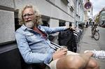 forbrug. 51-årige Klaus Glüsing elsker at købe gear - saxofoner, carboncykler og den slags. Mindst én gang gav det lidt problemer i forhold til konen - nemlig den gang han købte en ny bil med lædersæder og hele svinerier uden at spørge hende. 