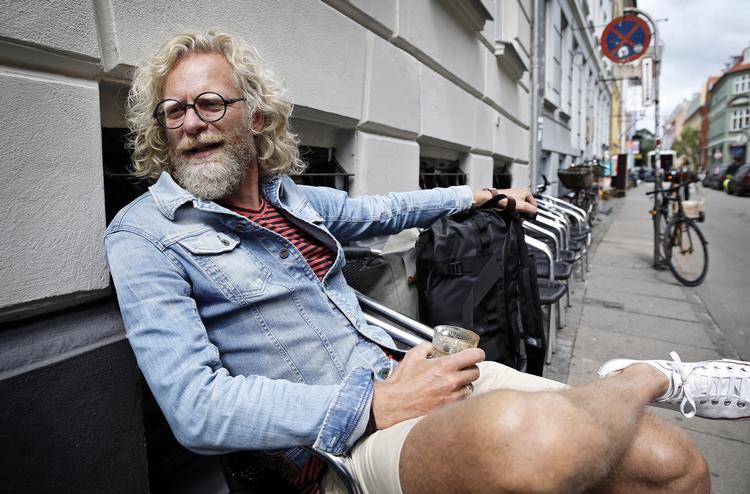 forbrug. 51-årige Klaus Glüsing elsker at købe gear - saxofoner, carboncykler og den slags. Mindst én gang gav det lidt problemer i forhold til konen - nemlig den gang han købte en ny bil med lædersæder og hele svinerier uden at spørge hende. 