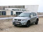 OPGRADERET. Her holder en Suzuki Vitara med turbomotor. De store fælge er en del af det omfattende udstyr. 