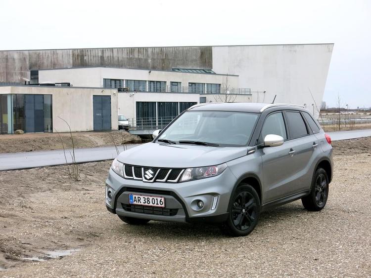 OPGRADERET. Her holder en Suzuki Vitara med turbomotor. De store fælge er en del af det omfattende udstyr. 