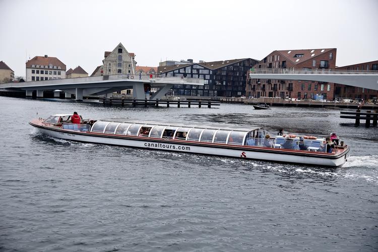 Endelig. Efter utallige forsinkelser sker det endelig. Kyssebroen åbner. 