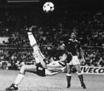 drama. Klaus Fischer udlignede til 3-3 i den berømte VM-semifinale i 1982, da han sendte bolden henover sit eget hovedet på dette spark. 