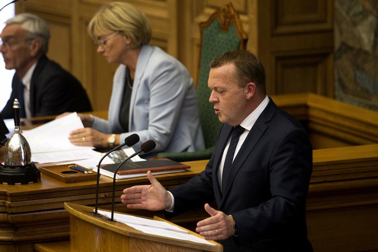 Lovsjusk. Regeringen riskerer lovsjusk når mere end hver tredje lovgivning hastes gennem Folketinget uden respekt for den  høringsfrist, Folketingets selv anbefaler, mener Advokatsamfundet. 