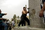 Duns. Mekanikeren Kadhim al-Jabouri hamrer løs på basen af enorm statue af Saddam Hussein, Iraks præsident, i Bagdads centrum 9. april 2003. Kort forinden havde allierede styrker indtaget byen og detroniseret diktatoren. 