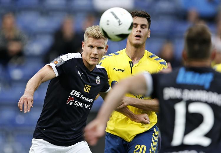 MÅLSCORER. Efter at have spillet i Superligaen for AGF, Silkeborg og  Hobro (billedet) er Morten Beck Andersen (tv.) skiftet til islandsk fodbold, hvor han spiller sammen med fire andre danskere. 