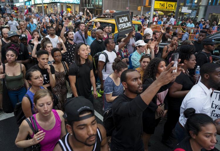 Protest. Demonstranter råbte på »retfærdighed«, mens de gik fra Union Square via blandt andet Fifth Avenue her til Times Square. 