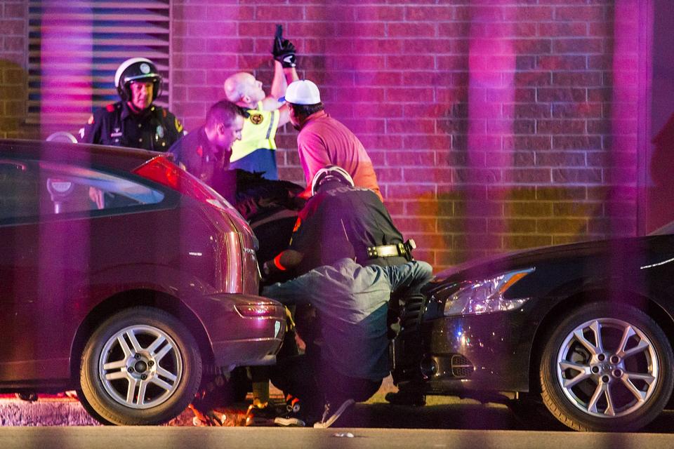 Betjente forsøger at skærme civile under ildkampen med gerningsmændene. 