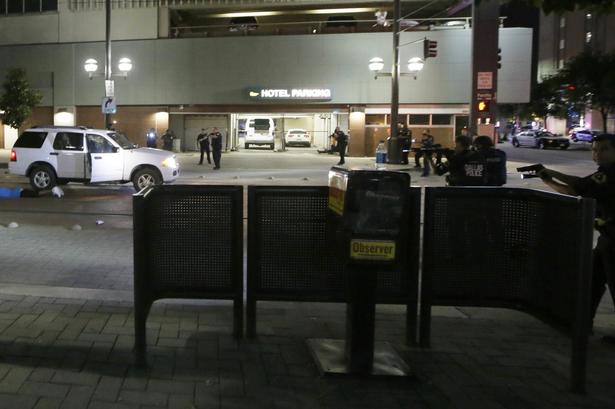 Et par mistænkte er blevet pågrebet af politifolk, der rykkede frem trods den heftige ild og mistanke om, at gerningsmændene var iført kraftige skudsikre veste. 