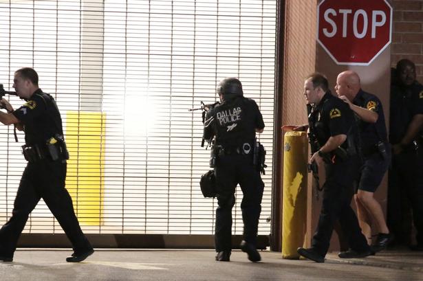 Politiet rykker frem mod en af de formodede gerningsmænds position. 