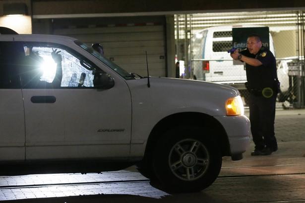 En betjent stopper en bilist i det centrale Dallas. 