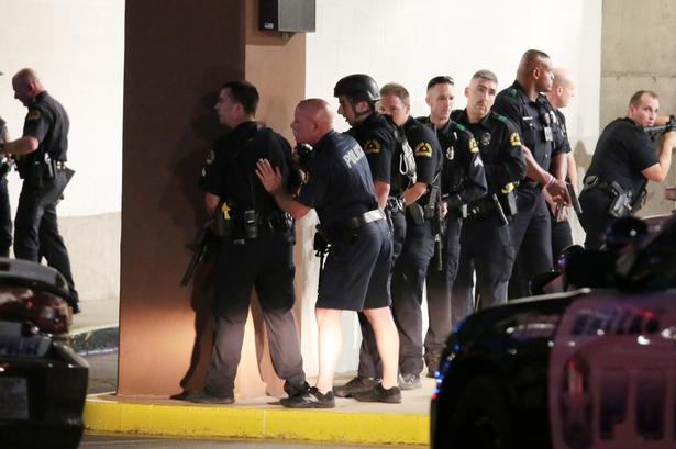 Betjente er gået i dækning under jagten på gerningsmændene. 