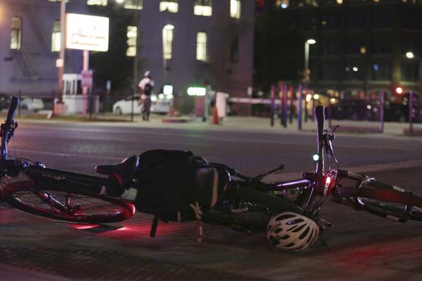 Betjente har efterladt deres cykler er er løbet i dækning. 