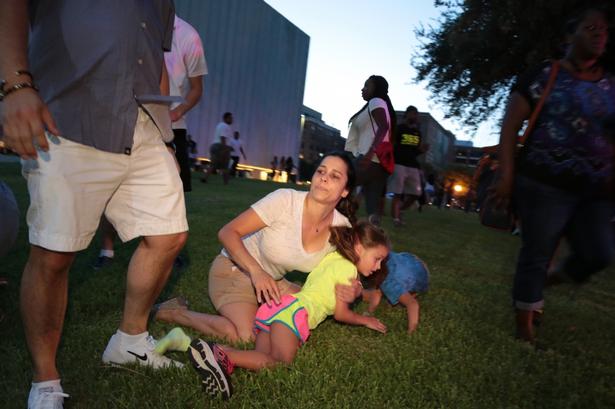 En mor bestytter sine børn under skyderiet der dræbte fire og sårede flere politibetjente. 