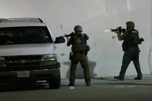 To politibetjente tjekker en mistænkelig bil tidligt fredag morgen. 