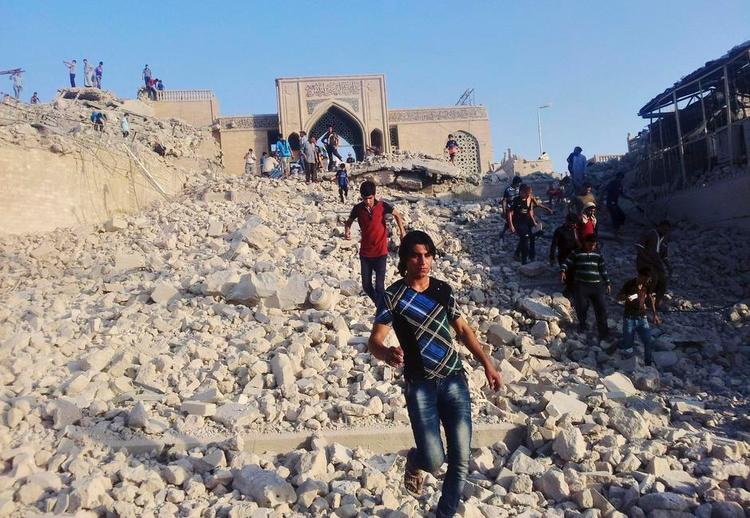 ØDELÆGGELSER. Indbyggere i Iraks næststørste by, Mosul, går på murbrokkerne af profeten Jonas' Moské, som er en af de mange kulturskatte, der er bevet sprængt i luften af Islamisk Stat. Senest er det gået ud over et tempel for den babyloniske visdoms- og skrivergud Nabu. Foto (arkiv): AP 