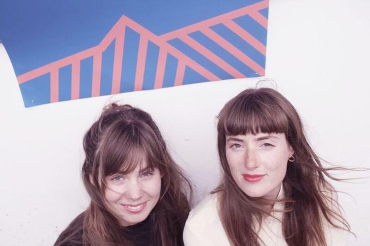 Nyuddannede. Isabel Aagaard (tv.) og Rie Maktabi er netop blevet færdige som designere. De har blandt andet designet en rygsæk til kemopatienter som en del af deres afgangsprojekt. Pr-foto 