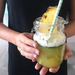 Favorit. Det tager kun få sekunder at blende anansjuice, basilikum og vodka. Resultatet er en velsmagende drink, der passer til den lette sommerstemning. 