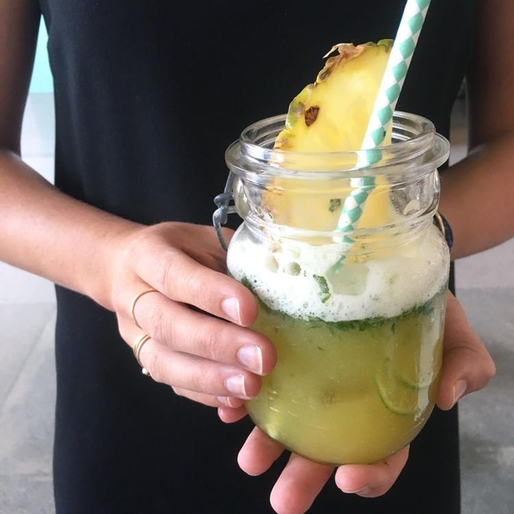 Favorit. Det tager kun få sekunder at blende anansjuice, basilikum og vodka. Resultatet er en velsmagende drink, der passer til den lette sommerstemning. 