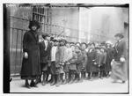 Børnehjem. Kim van Alkemades historiske beskrivelser af en barndom på børnehjem i 1920’ernes New York, hvor børn reduceredes til anonyme tal i en rigid rangorden i sovesale med senge i tusindvis, er blændende og detaljerede. 