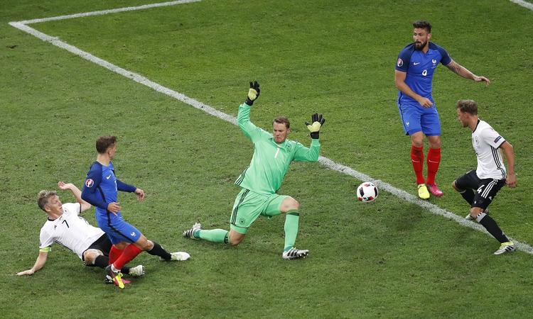 2-0. Efter en redning af Mauel Neuer prikkede Antoine Griezmann sit sjette EM-mål ind mellem benene på den tyske målmand. 