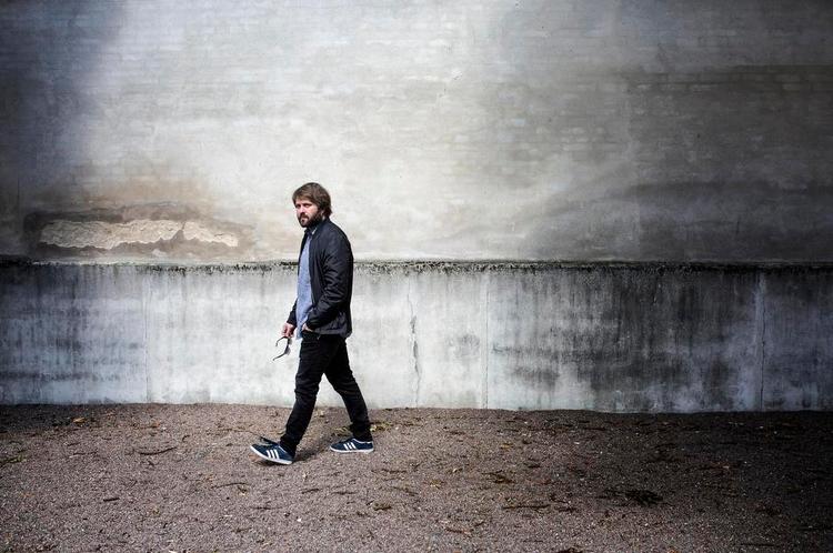 Skift. Dagur Kári, 42, har i 20 år skiftet konstant mellem København og Reykjavik. Men hans nye films, 'Virgin Mountain', er helt igennem islandsk. »Jeg har ikke nogen stærk nationalitetsfølelse. Jeg er bare der, hvor jeg bor«, siger instruktøren. 