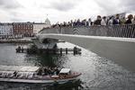 UELEGANT. Flere hundrede mennesker var mødt op, da Københavns 'kyssebro' torsdag forenede de to havne. Foto: Ivan Riordan Boll 