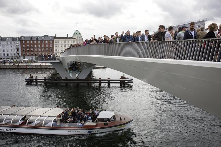 UELEGANT. Flere hundrede mennesker var mødt op, da Københavns 'kyssebro' torsdag forenede de to havne. Foto: Ivan Riordan Boll 