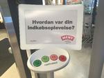 Happy-or-not? Der er smileystandere i alle Meny-kædens 118 dagligbutikker i Danmark, så kunderne kan give hurtig feedback på deres oplevelser. 