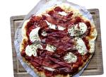 Grillet. En pizzasten til kuglegrillen er godt givet ud, mener Politikens Annette Nyvang. 