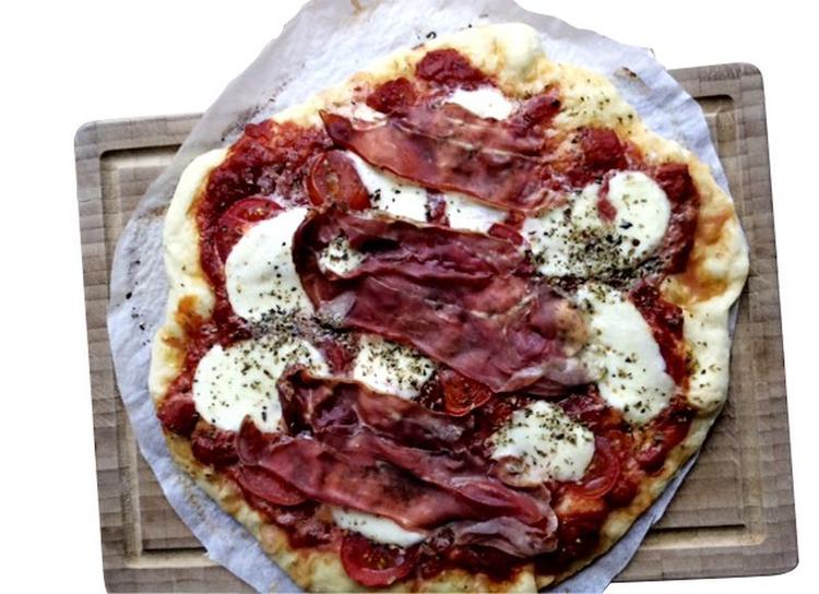Grillet. En pizzasten til kuglegrillen er godt givet ud, mener Politikens Annette Nyvang. 