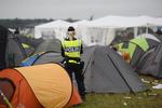 Krænkelser. En svensk betjent på campingpladsen på dette års Bråvallafestival, som blev scene for en stribe anmeldelser om seksuelle krænkelser. 
