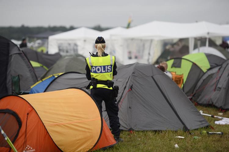 Krænkelser. En svensk betjent på campingpladsen på dette års Bråvallafestival, som blev scene for en stribe anmeldelser om seksuelle krænkelser. 