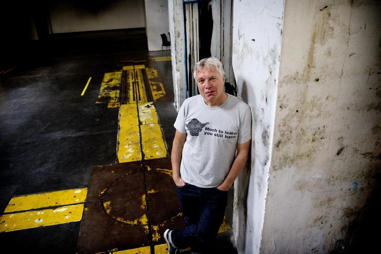 Pressen. Tiden er forbi, hvor avisen blev trykt i kælderen under Politikens Hus. Frem mod 2025 vil endnu flere industriarbejdspladser forsvinde, og det kalder på nytænkning af arbejdsmarkedet, mener Alternativets formand, Uffe Elbæk. Foto: 