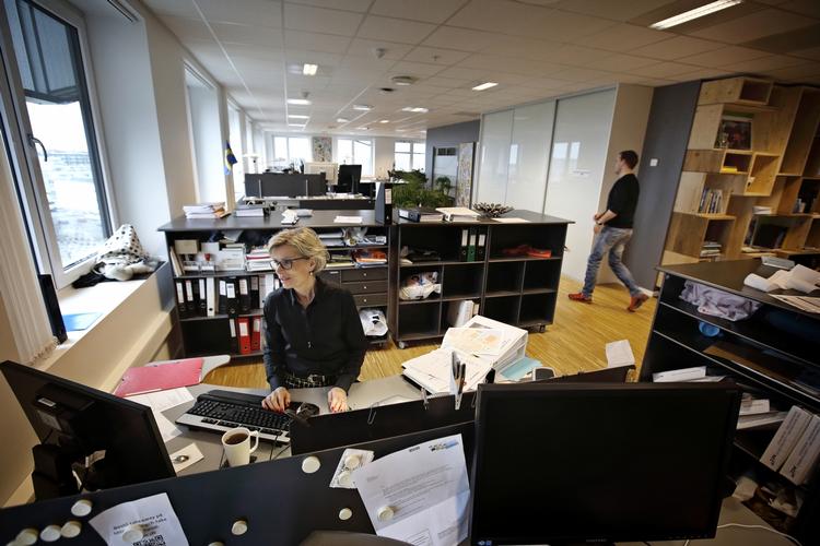 Storrum. Entreprenørfirmaet NCC bygger mange ejendomme med storrumskontorer. I deres eget hovedkontor i Gladsaxe er hver i etage i princippet et stort lokale, men der er blevet etableret rum i rum og er let adgang til stillerum 