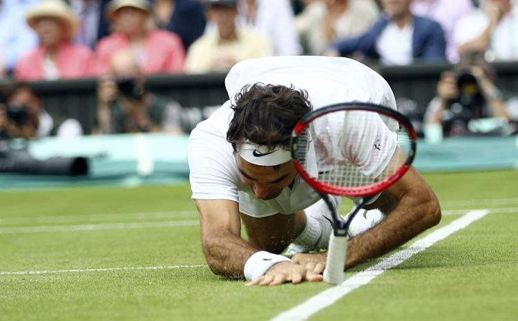NEDLAGT. I femte sæt rakte kræfterne ikke helt for Roger Federer i Wimbledonsemifinalen mod Miloas Raonic. 