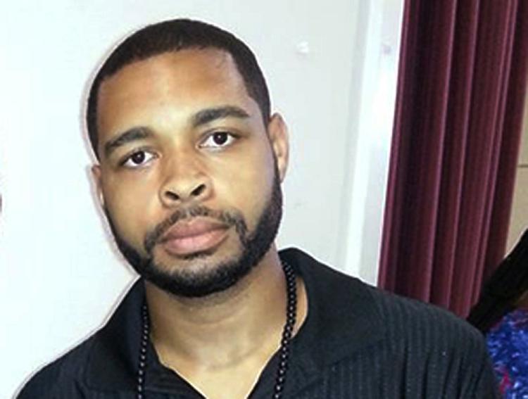 POLITIMORDER. I det, der angiveligt var kulminationen på en vrede over racistiske politimord, valgte Micah Johnson selv at gribe til våben. 