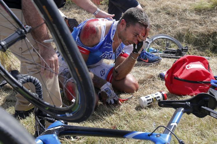 NEDE. Hvert år er der en række styrt i Tour de France, og det er meget forskelligt, hvordan rytterne reagerer. Men de fleste er nogle hårde hunde og kæmper sig tilbage i løbet. 